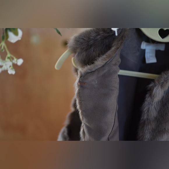 H&M faux fur vest, size 2, brown - Picture 3 of 9